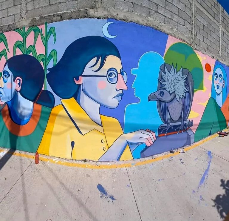 Ausschnitt eines Wandbildes auf der eine Frau mit Brille in Seitenansicht zu sehen ist.