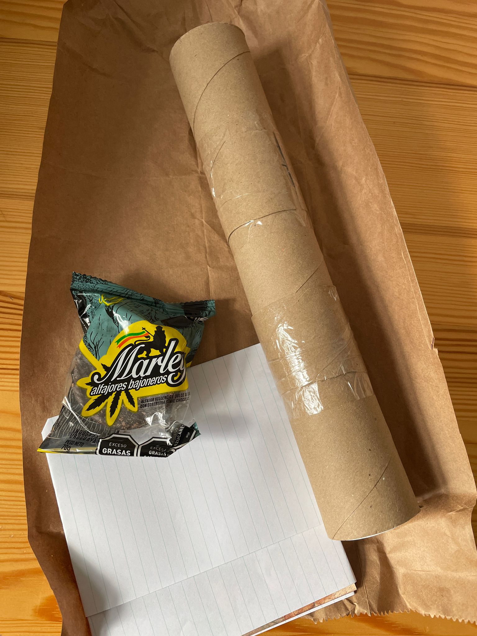 Eine Transportrolle auf Packpapier mit einer Tüte Chips