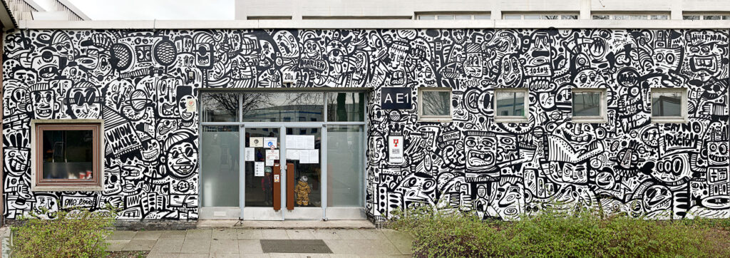 schwarz-weiße figurative Illustrationen auf einer Wand mit großer Glastür